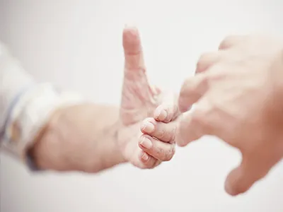 Šicí zařízení kombinuje software a hardware